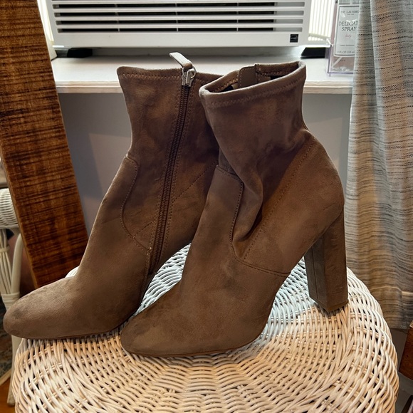 Steve Madden beige suede booties - size 9.5 - Picture 1 of 4